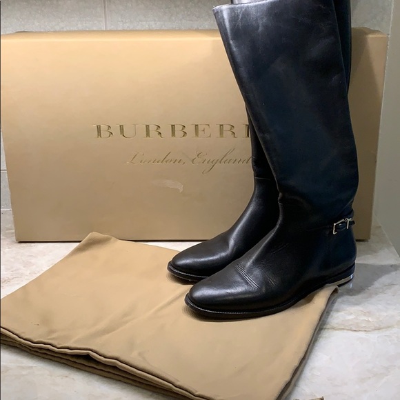 Burberry boots - Picture 1 of 3